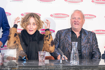 Sharon Stone bei Guschlbauer - Guschlbauer Schaumrollenfabrik St. Willibald - Di 10.02.2026 - Sharon STONE, Karl GUSCHLBAUER53