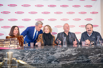 Sharon Stone bei Guschlbauer - Guschlbauer Schaumrollenfabrik St. Willibald - Di 10.02.2026 - Sharon STONE, Alfons HAIDER, Karl GUSCHLBAUER54