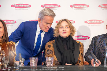 Sharon Stone bei Guschlbauer - Guschlbauer Schaumrollenfabrik St. Willibald - Di 10.02.2026 - Sharon STONE, Alfons HAIDER, Karl GUSCHLBAUER55