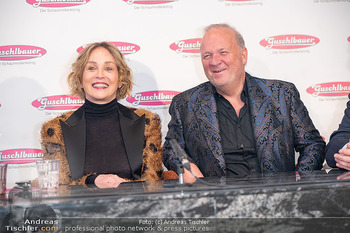 Sharon Stone bei Guschlbauer - Guschlbauer Schaumrollenfabrik St. Willibald - Di 10.02.2026 - Sharon STONE, Karl GUSCHLBAUER60