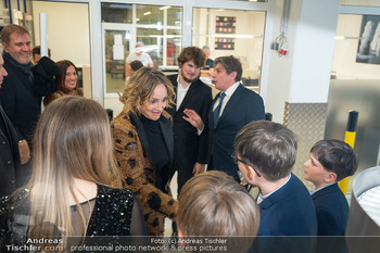 Sharon Stone bei Guschlbauer - Guschlbauer Schaumrollenfabrik St. Willibald - Di 10.02.2026 - Sharon STONE begrüßt Kinder der Familie Guschlbauer69