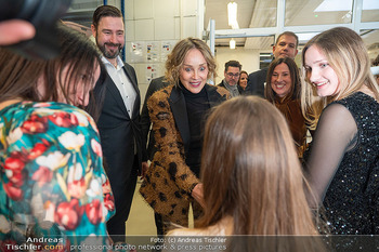 Sharon Stone bei Guschlbauer - Guschlbauer Schaumrollenfabrik St. Willibald - Di 10.02.2026 - Sharon STONE begrüßt Kinder der Familie Guschlbauer70