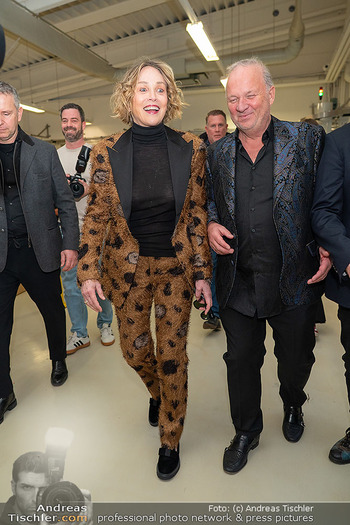 Sharon Stone bei Guschlbauer - Guschlbauer Schaumrollenfabrik St. Willibald - Di 10.02.2026 - Sharon STONE, Karl GUSCHLBAUER72