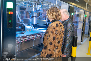 Sharon Stone bei Guschlbauer - Guschlbauer Schaumrollenfabrik St. Willibald - Di 10.02.2026 - Sharon STONE, Karl GUSCHLBAUER74