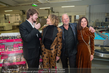 Sharon Stone bei Guschlbauer - Guschlbauer Schaumrollenfabrik St. Willibald - Di 10.02.2026 - Sharon STONE mit Sohn Laird, Karl und Waltraud GUSCHLBAUER78