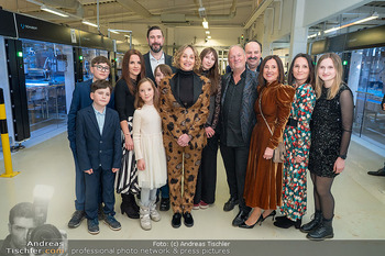Sharon Stone bei Guschlbauer - Guschlbauer Schaumrollenfabrik St. Willibald - Di 10.02.2026 - Sharon STONE mit Familie Guschlbauer81