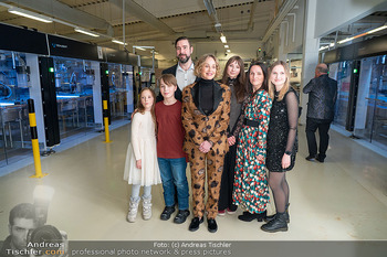 Sharon Stone bei Guschlbauer - Guschlbauer Schaumrollenfabrik St. Willibald - Di 10.02.2026 - Sharon STONE mit Familie Guschlbauer83