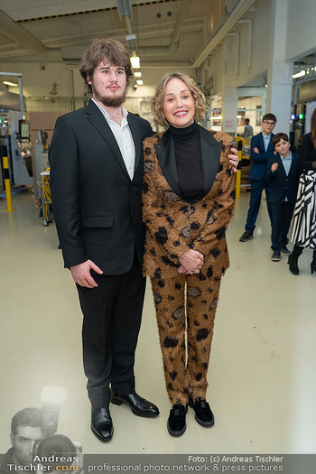 Sharon Stone bei Guschlbauer - Guschlbauer Schaumrollenfabrik St. Willibald - Di 10.02.2026 - Sharon STONE mit Sohn Laird84