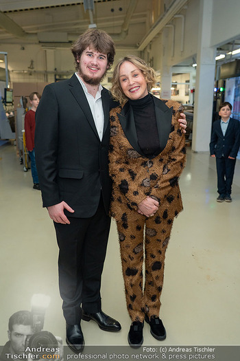 Sharon Stone bei Guschlbauer - Guschlbauer Schaumrollenfabrik St. Willibald - Di 10.02.2026 - Sharon STONE mit Sohn Laird85