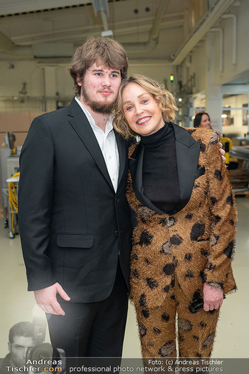Sharon Stone bei Guschlbauer - Guschlbauer Schaumrollenfabrik St. Willibald - Di 10.02.2026 - Sharon STONE mit Sohn Laird88