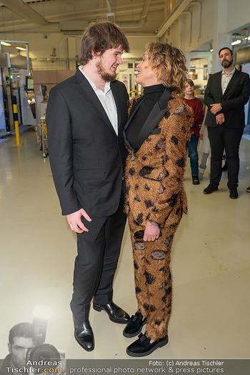 Sharon Stone bei Guschlbauer - Guschlbauer Schaumrollenfabrik St. Willibald - Di 10.02.2026 - Sharon STONE mit Sohn Laird89