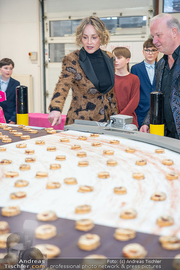 Sharon Stone bei Guschlbauer - Guschlbauer Schaumrollenfabrik St. Willibald - Di 10.02.2026 - Sharon STONE93