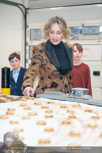 Sharon Stone bei Guschlbauer - Guschlbauer Schaumrollenfabrik St. Willibald - Di 10.02.2026 - Sharon STONE95