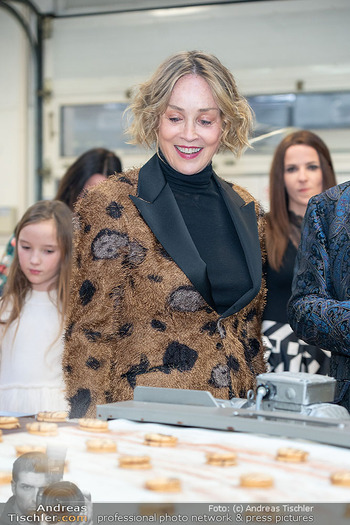 Sharon Stone bei Guschlbauer - Guschlbauer Schaumrollenfabrik St. Willibald - Di 10.02.2026 - Sharon STONE97
