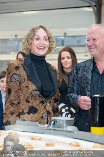 Sharon Stone bei Guschlbauer - Guschlbauer Schaumrollenfabrik St. Willibald - Di 10.02.2026 - Sharon STONE, Karl GUSCHLBAUER99