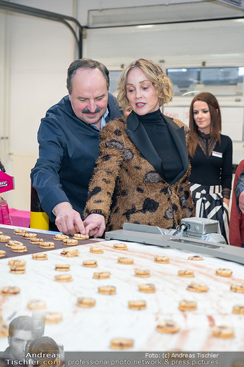 Sharon Stone bei Guschlbauer - Guschlbauer Schaumrollenfabrik St. Willibald - Di 10.02.2026 - Sharon STONE, Karl GUSCHLBAUER100