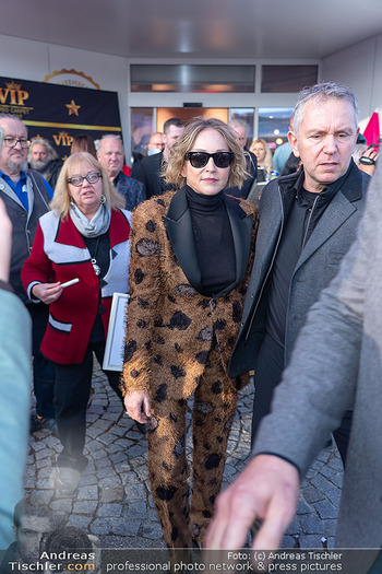 Sharon Stone bei Guschlbauer - Guschlbauer Schaumrollenfabrik St. Willibald - Di 10.02.2026 - Sharon STONE104