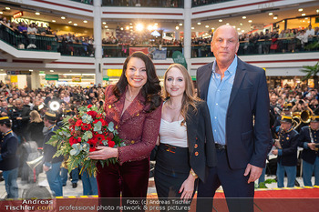 An afternoon with Fran Drescher - Lugner City - Mi 11.02.2026 - Fran DRESCHER, Jacqueline LUGNER, Gerald FRIEDE25