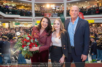 An afternoon with Fran Drescher - Lugner City - Mi 11.02.2026 - Fran DRESCHER, Jacqueline LUGNER, Gerald FRIEDE27