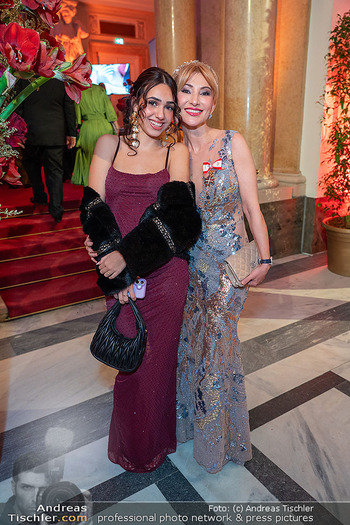 Juristenball 2026 - Wiener Hofburg - Sa 14.02.2026 - Donka ANGATSCHEVA mit Tochter Chiara27