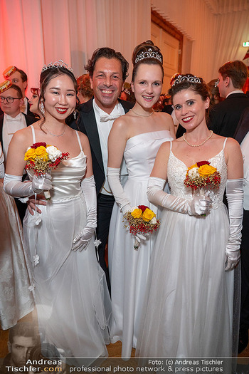 Rudolfina Redoute - Hofburg, Wien - Mo 16.02.2026 - Thomas KRAML mit Debütantinnen77