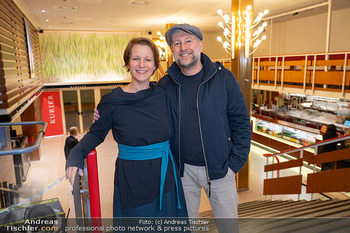 Kinopremiere ´Vier minus drei´ - Gartenbaukino Wien - Di 03.03.2026 - Barbara PACHL-EBERHART mit Ehemann Thomas (SOMMER)5