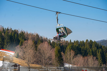 25. Promi Skirennen - Stuhleck - Fr 06.03.2026 - Skifahrer auf Sessellift vor grünem Hintergrund, Wald, kein Sch8