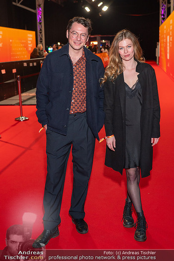 Amadeus Austtrian Music Awards 2025 - Marx Halle, Wien - Fr 06.03.2026 - Zoe STRAUB mit Ehemann Kaspar (LEUHUSEN)113