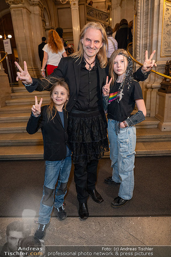 Rise! - Women´s Voices for Change - Wiener Staatsoper - So 08.03.2026 - Erich ALTENKOPF mit Kindern Charlie und Sonny6