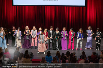 Rise! - Women´s Voices for Change - Wiener Staatsoper - So 08.03.2026 - Schlussbild, Bühnenfoto, Übersichtsfoto, Schlussapplaus57