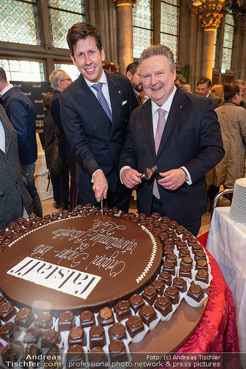 Falstaff Restaurant Guide - Rathaus, Wien - Mo 09.03.2026 - Andreas KEESE und Michael LUDWIG schneiden Sachertorte an223
