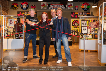 Priscilla Presley Ausstellungseröffnung - 48er-Tandler, Wien - Do 12.03.2026 - Priscilla PRESLEY, Josef THON, Dennis JALE, Andi Andreas SCHRÖR2