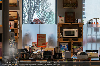 Priscilla Presley Ausstellungseröffnung - 48er-Tandler, Wien - Do 12.03.2026 - Fan schaut durchs Fenster, Fans, Spion, Fenstergucker, spioniere15
