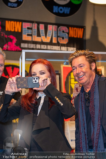 Priscilla Presley Ausstellungseröffnung - 48er-Tandler, Wien - Do 12.03.2026 - Priscilla PRESLEY, Dennis JALE35