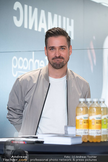 Karo Kauer Meet and Greet - Humanic Flagshipstore, Wien - Fr 13.03.2026 - Andi Andreas MORAVEC (Portrait)21