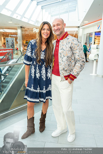 Promi Modenschau - Auhof Center, Wien - Sa 14.03.2026 - Martina REUTER mit Freund Vladi PAVLIC2