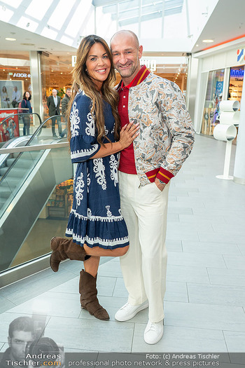 Promi Modenschau - Auhof Center, Wien - Sa 14.03.2026 - Martina REUTER mit Freund Vladi PAVLIC4