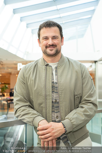 Promi Modenschau - Auhof Center, Wien - Sa 14.03.2026 - Sigi FINK (Portrait)24