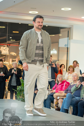 Promi Modenschau - Auhof Center, Wien - Sa 14.03.2026 - Sigi FINK am Laufsteg31