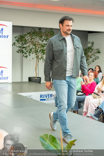 Promi Modenschau - Auhof Center, Wien - Sa 14.03.2026 - Sigi FINK am Laufsteg44