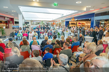Promi Modenschau - Auhof Center, Wien - Sa 14.03.2026 - Großer Andrang, Zuseher, Publikum57