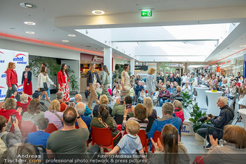 Promi Modenschau - Auhof Center, Wien - Sa 14.03.2026 - Großer Andrang, Zuseher, Publikum60