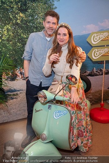 Eskimo Eispräsentation - MQ Libelle, Wien - Di 17.03.2026 - Niki OSL mit Freund David HÜTTNER15