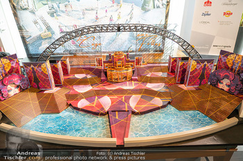 Mörbisch PK - Champions Sports Bar Marriott Hotel, Wien - Do 19.03.2026 - Bühnenbild zu Ein Käfig voller Narren2