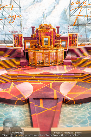 Mörbisch PK - Champions Sports Bar Marriott Hotel, Wien - Do 19.03.2026 - Bühnenbild zu Ein Käfig voller Narren3