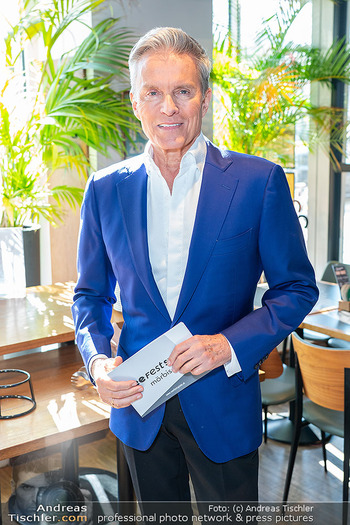 Mörbisch PK - Champions Sports Bar Marriott Hotel, Wien - Do 19.03.2026 - Alfons HAIDER mit Model vom Bühnenbild zu Ein Käfig voller Nar4