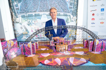 Mörbisch PK - Champions Sports Bar Marriott Hotel, Wien - Do 19.03.2026 - Alfons HAIDER mit Model vom Bühnenbild zu Ein Käfig voller Nar5