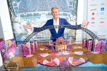 Mörbisch PK - Champions Sports Bar Marriott Hotel, Wien - Do 19.03.2026 - Alfons HAIDER mit Model vom Bühnenbild zu Ein Käfig voller Nar6