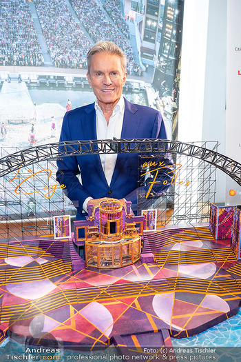 Mörbisch PK - Champions Sports Bar Marriott Hotel, Wien - Do 19.03.2026 - Alfons HAIDER mit Model vom Bühnenbild zu Ein Käfig voller Nar8