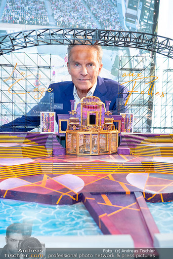 Mörbisch PK - Champions Sports Bar Marriott Hotel, Wien - Do 19.03.2026 - Alfons HAIDER mit Model vom Bühnenbild zu Ein Käfig voller Nar9